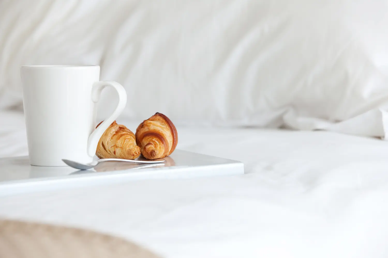 eine Szene mit Frühstück im Bett, ein gängiges Angebot in Hotels und Resorts, um das Gästeerlebnis zu verbessern. von Heinrich Seegers Objekttextilien GmbH