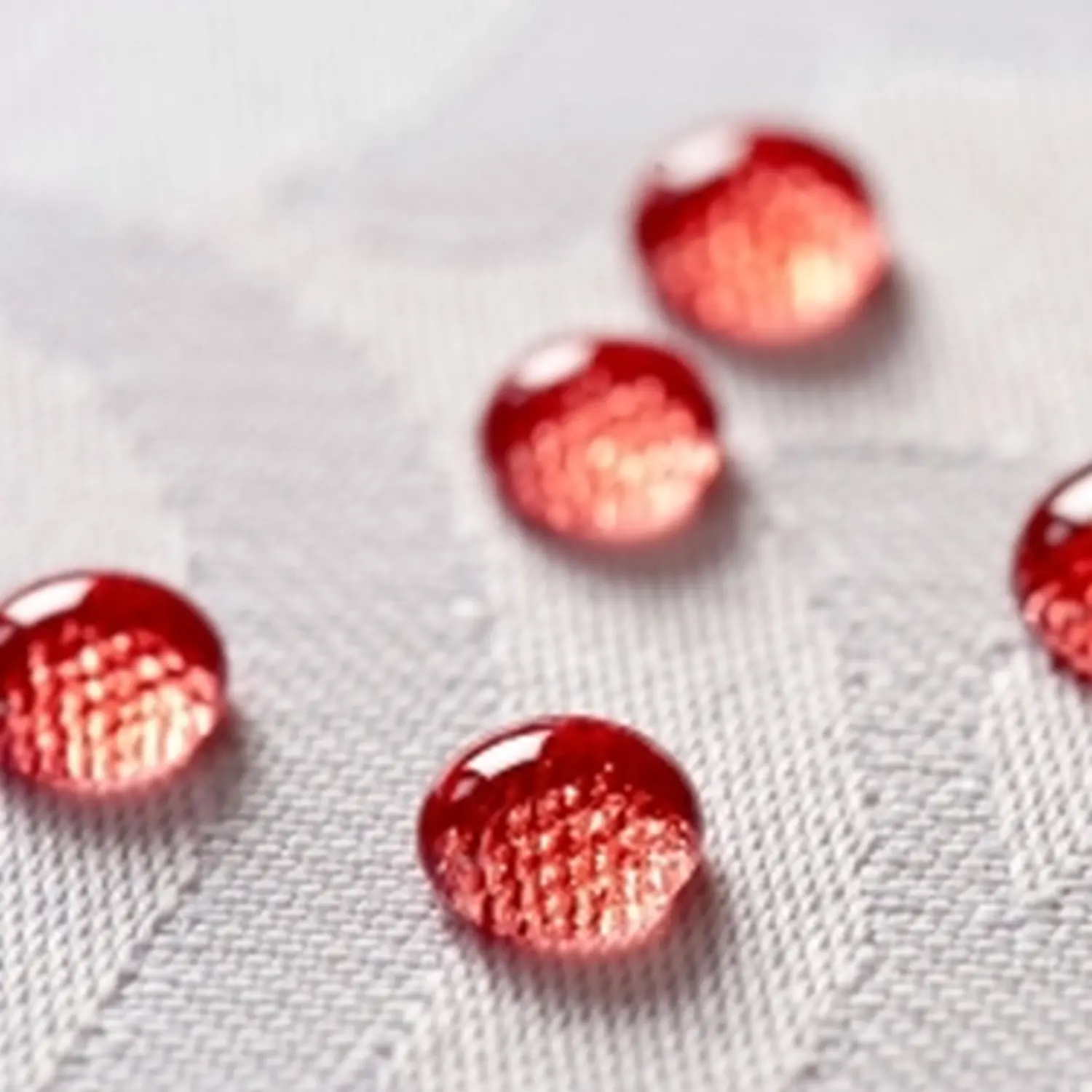 rote Flüssigkeitströpfchen, wahrscheinlich Wasser von Heinrich Seegers Objekttextilien GmbH