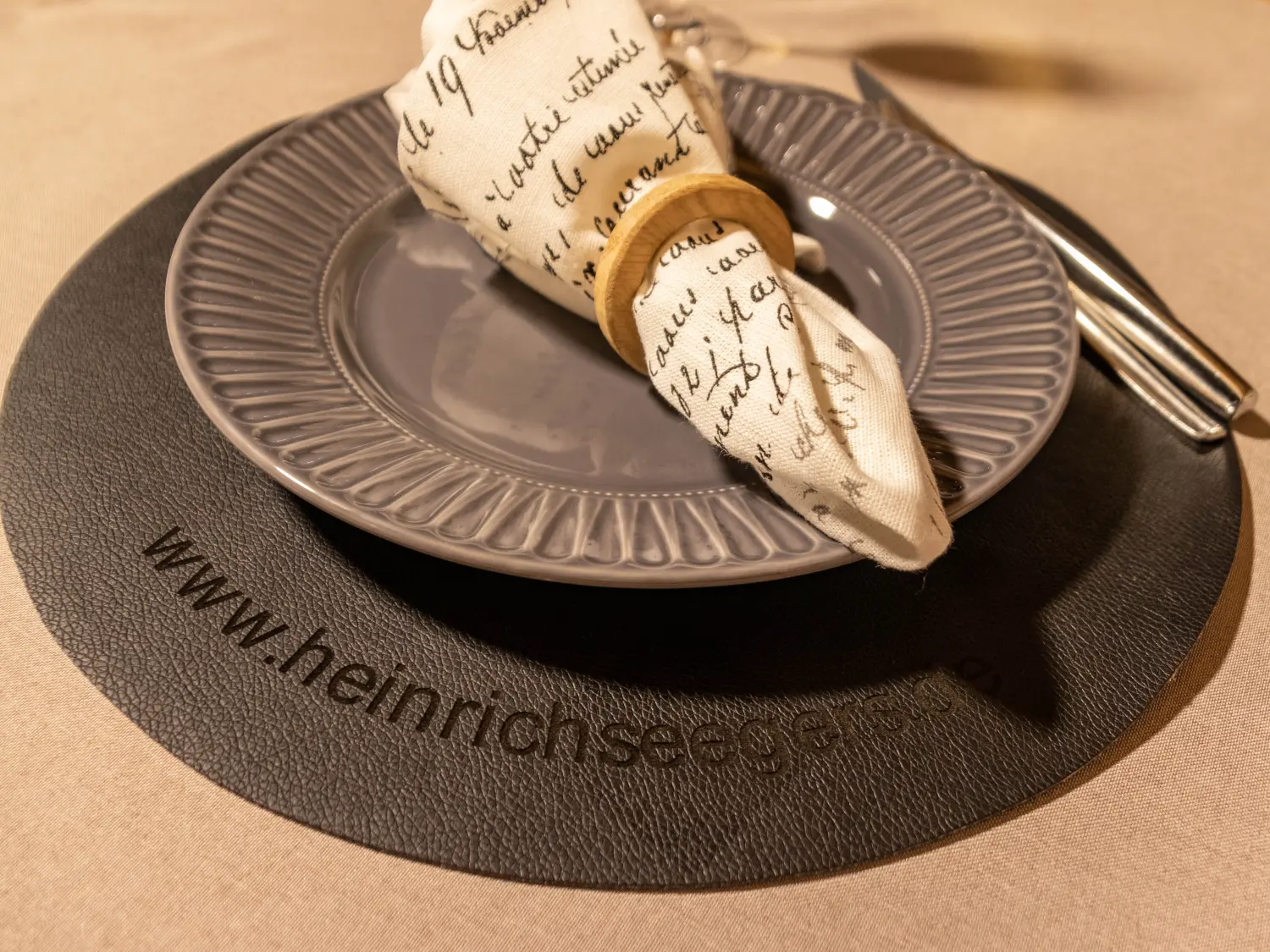 Öko-Lederset von Heinrich Seegers Objekttextilien GmbH